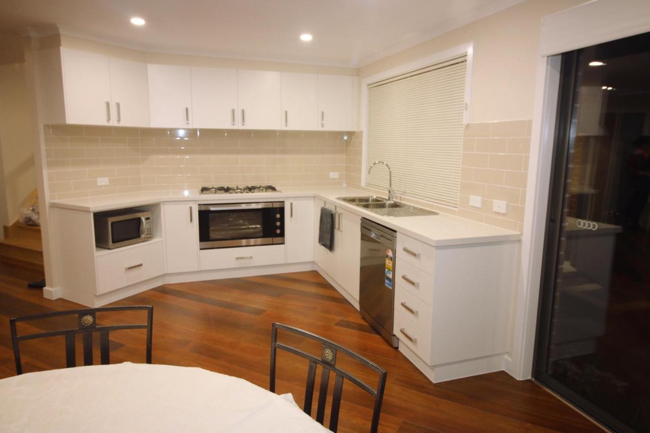 Silver House - Melbourne Airport Accommodation 외부 사진