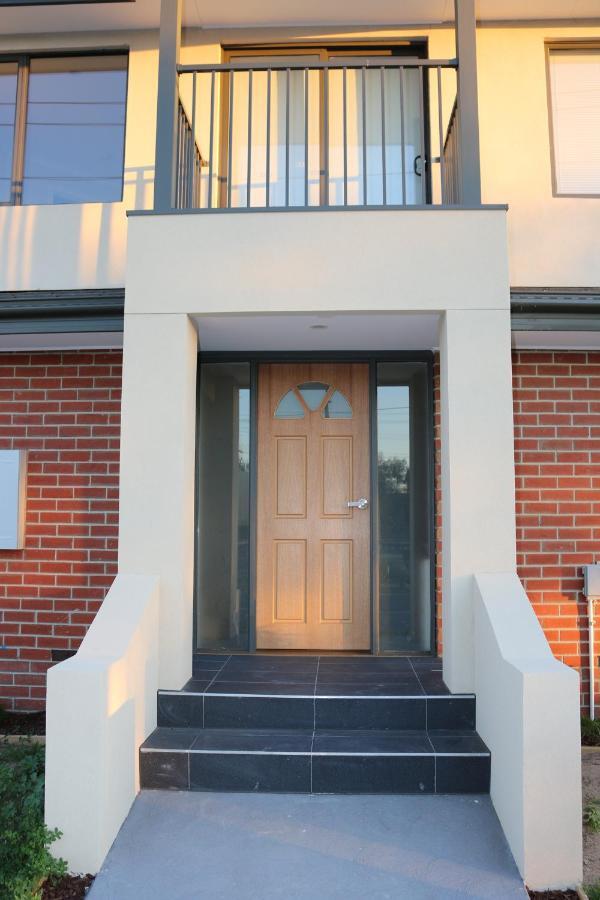 Silver House - Melbourne Airport Accommodation 외부 사진
